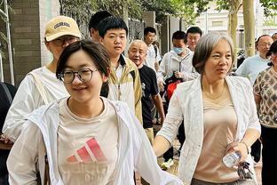 遭莫派冲撞后痛苦倒地，大马丁被小蜜蜂社媒嘲讽：祝你早日康复